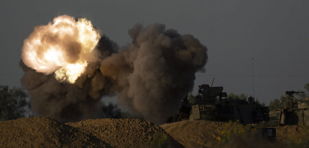Eine israelische Artillerieeinheit feuert in der Nähe der Grenze