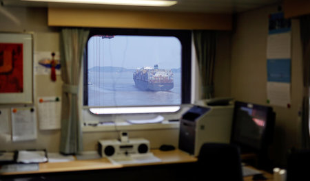 Ein Blick aus dem Inneren eines Containerschiffs, aufgenommen vo...