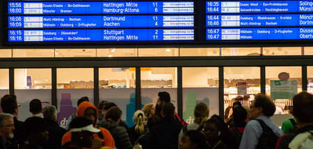 Bahnreisende warten auf verspätete Züge auf dem Essener Hauptbah...