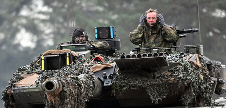 Boris Pistorius (r.) im Turm eines Leopard 2A6
