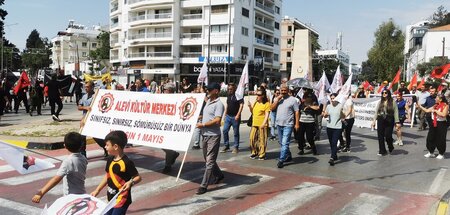 Rund 2.500 Menschen nahmen an der gemeinsamen 1.-Mai-Demonstrati...