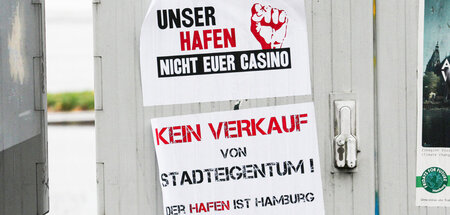 Zeichen des Widerstands: Plakate gegen den MSC-Deal in der Hambu...