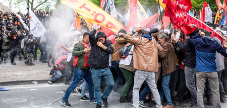 Zusammenstehen gegen Polizeiattacken: Sozialisten und Gewerkscha...