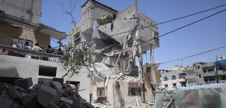 Jeden Tag Tote und Zerstörung: Suche nach Opfern unter den Trümm...
