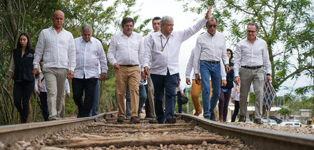Verspricht Fortschritt: Mexikos Präsident López Obrador (M.) bei...