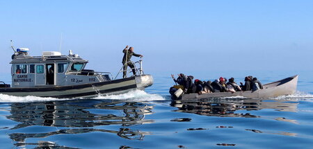 Tunesische Küstenwache beim Versuch Bootsflüchtlinge vom Weg nac