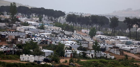 Zelte in einem Lager für syrische Flüchtlinge im Dorf Ibl al-Saq...