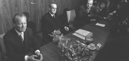 Blumen zum Abschied. Willy Brandt (l.) und SPD-Fraktionsvorsitze...