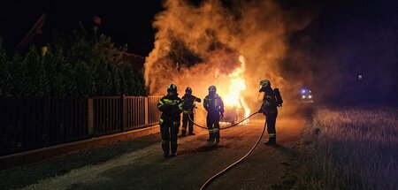 Einsatzkräfte der Feuerwehr versuchen in der Nacht zu Freitag de