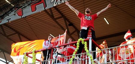 Protest im Profifußball: Fans des 1. FC Union Berlin halten für ...