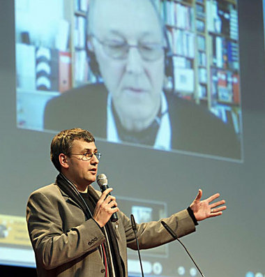 Aus Kanada zugeschaltet: Michel Chossudovsky (vorn R.
G&ouml;bel