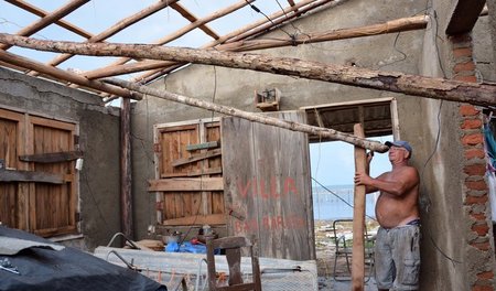 Puerto Piloto: Ein Mann versucht sein vom Wirbelsturm »Irma« zer...