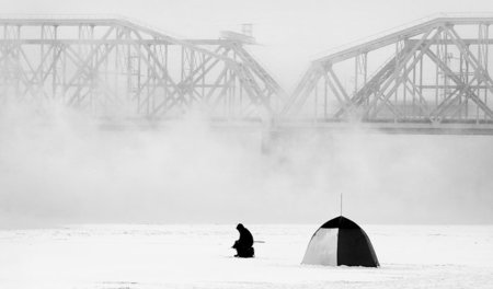 Eisbrecher: Ein Angler trotzt der klirrenden sibirischen Kälte. ...