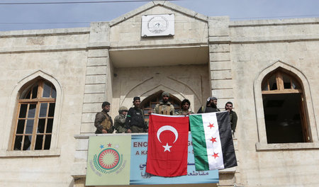Türkische Soldaten und Kämpfer der »Freien Syrischen Armee« am 1...
