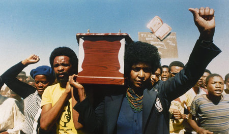 »Mutter der Nation«: Winnie Madikizela-Mandela bei der Beerdigun...