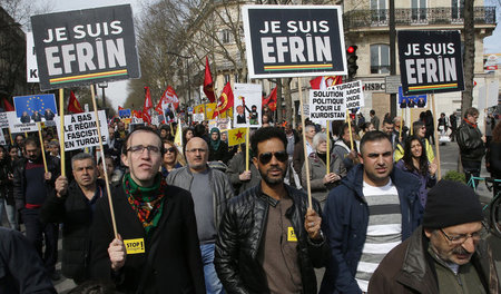 »Ich bin Afrin« – Kurdische Demonstranten in Paris fordern ein E...