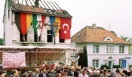 Trauer am 3. Juni 1993 vor dem Anschlagsort in Solingen