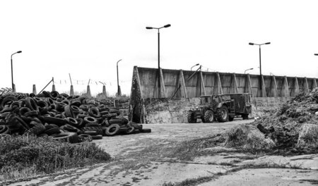 Futtersilo in Neu Rosenthal, Landkreis Märkisch Oderland. Zwisch...