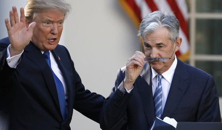 Aufhören! US-Präsident Donald Trump (l.) liegt mit Fed-Chef Jero...