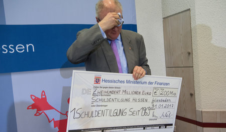 Scheck geplatzt. Hessens Finanzminister Thomas Schäfer (CDU) ver...