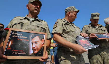 Volksmilizionäre der Krim trauern am 1. September in Simferopol ...