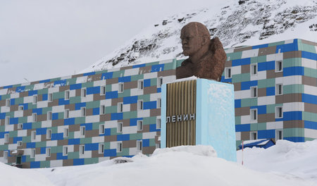 Am Eingang zur Bergarbeitersiedlung ­Barentsburg trotzt ein Leni...