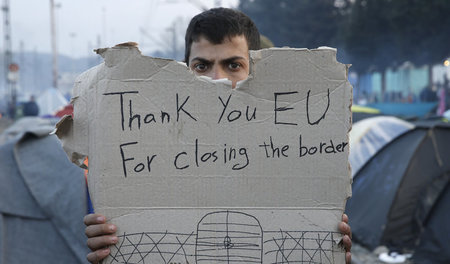 »Danke, EU, für das Schließen der Grenze«: Proteste in einem Lag...