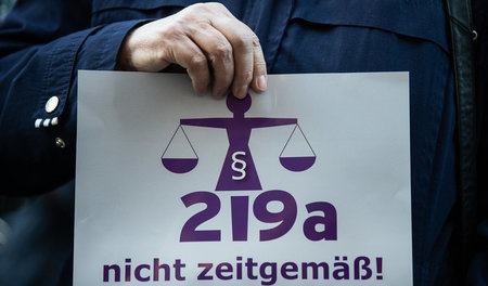 Protest vor dem Landgericht Gießen während des Prozesses gegen d...