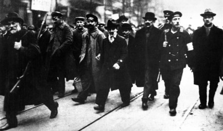 Bewaffnete Arbeiter und Soldaten besetzen am 5. Januar 1919 Verl...