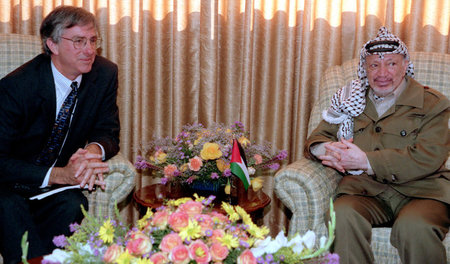 Der palästinensische Präsident Jassir Arafat (r.) mit dem damali...