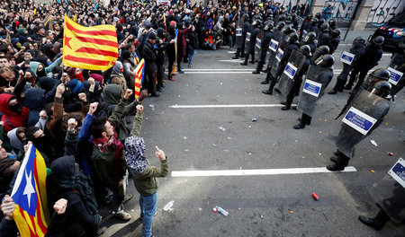 Die katalanische Regionalpolizei Mossos d&#039;Esquadra schützte...