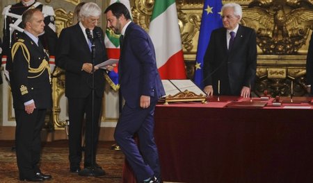 Der Präsident Italiens Sergio Mattarella (r.) schaut Innenminist...