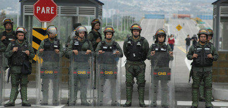 Die Nationalgarde Venezuelas auf der Tienditas-Brücke zwischen V...