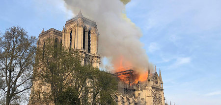 Die Kathedrale »Notre Dame« in Paris am Montag abend