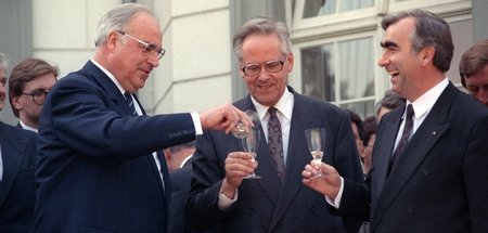 Begossen: Bundeskanzler Helmut Kohl (l.) und Bundesfinanzministe...
