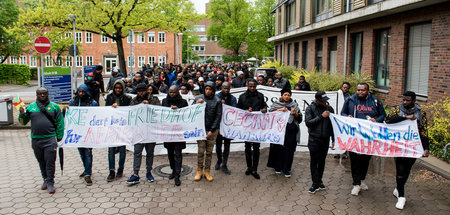 Teilnehmer eines Trauermarsches auf dem Gelände des Universitäts...