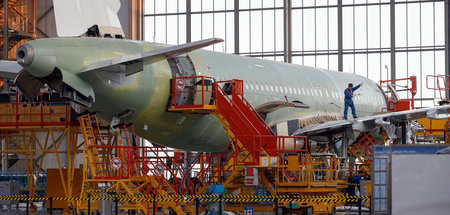 A320-Passagierflugzeug in der Montagehalle des Airbus-Werks in d