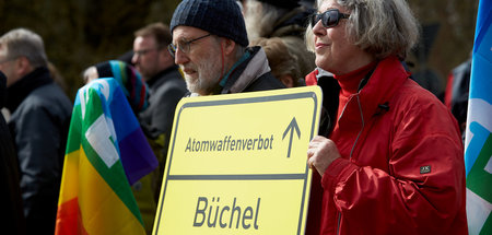 Protest in Büchel: Demonstranten vor dem Haupttor des Fliegerhor...