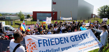 Vor dem Heckler-&-Koch-Firmensitz in Oberndorf demonstrieren Fri...