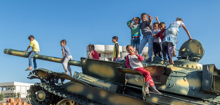 Kinder nutzen altes Kriegsgerät als Spielzeug (Kobani, 2017)