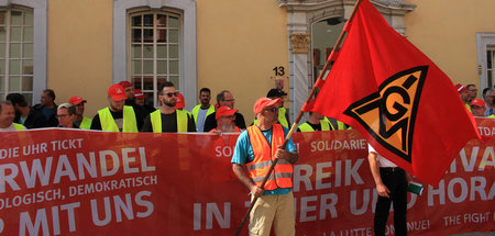 Solidarität unter Kollegen. Arbeiter von Riva-Stahl demonstriere...