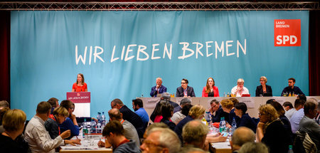 Sascha Karolin Aulepp (l.), Landesvorsitzende der SPD Bremen, sp...