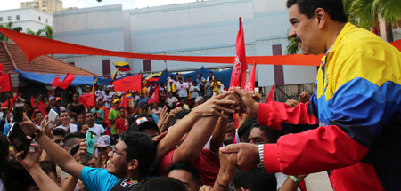 Venezuelas Präsident Nicolás Maduro am Donnerstag mit Anhängern ...
