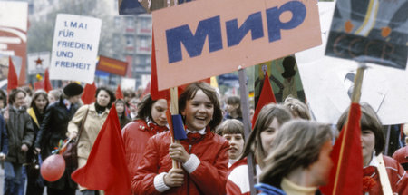 Demonstration am 1. Mai 1982 in Berlin, Hauptstadt der DDR. Das ...