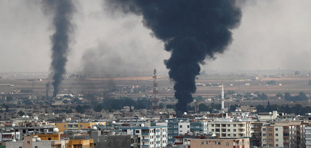 Rauch über der syrischen Stadt Ras Al-Ain nach einem Angriff der...