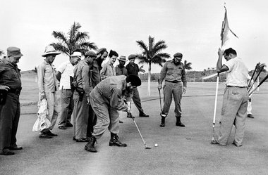 Che Guevara und Fidel Castro spielen Golf in Begleitung von Anto...