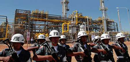 Bolivianische Soldaten bewachen eine Gasfabrik in Rio Grande (Ar...