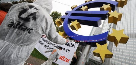 ATTAC in Aktion vor der Europäischen Zentralbank (EZB) in Frankf...