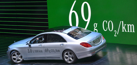 Zumindest die Werbefläche ist grün: Der Stand von Mercedes-Benz ...