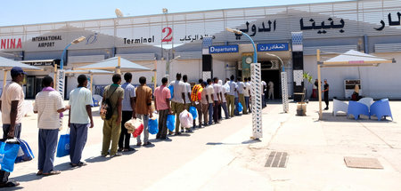Zumindest mit dem Flugzeug: Sudanesische Flüchtende warten im li...